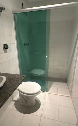 Casa de condomínio para alugar com 654m², 5 quartos e 4 vagas Casa de condomínio para alugar com 654m², 5 quartos e 4 vagasBanheiro de serviço