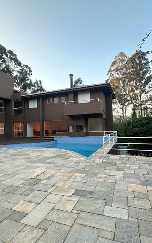 Casa de condomínio para alugar com 654m², 5 quartos e 4 vagas Casa de condomínio para alugar com 654m², 5 quartos e 4 vagasFachada