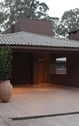 Casa de condomínio para alugar com 654m², 5 quartos e 4 vagas Casa de condomínio para alugar com 654m², 5 quartos e 4 vagasFachada