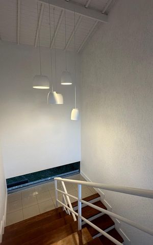 Casa de condomínio para alugar com 654m², 5 quartos e 4 vagas Casa de condomínio para alugar com 654m², 5 quartos e 4 vagasEscada
