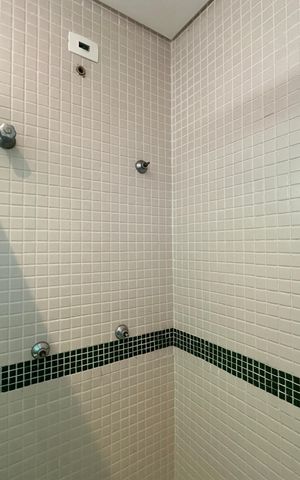 Casa de condomínio para alugar com 654m², 5 quartos e 4 vagas Casa de condomínio para alugar com 654m², 5 quartos e 4 vagasBanheiro da Suíte 1