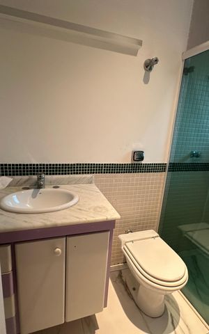 Casa de condomínio para alugar com 654m², 5 quartos e 4 vagas Casa de condomínio para alugar com 654m², 5 quartos e 4 vagasBanheiro da Suíte 4