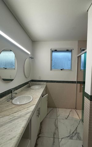 Casa de condomínio para alugar com 654m², 5 quartos e 4 vagas Casa de condomínio para alugar com 654m², 5 quartos e 4 vagasBanheiro da Suíte 5