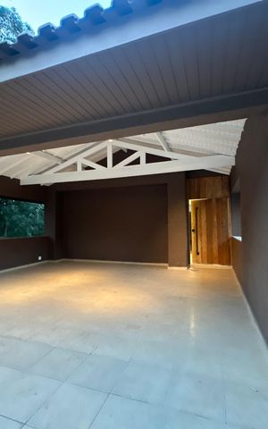 Casa de condomínio para alugar com 654m², 5 quartos e 4 vagas Casa de condomínio para alugar com 654m², 5 quartos e 4 vagasFachada