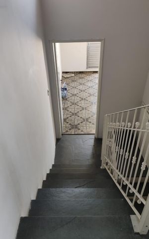 Casa à venda com 160m², 3 quartos e 2 vagas Casa à venda com 160m², 3 quartos e 2 vagasEscada
