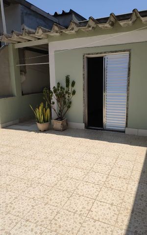 Casa à venda com 160m², 3 quartos e 2 vagas Casa à venda com 160m², 3 quartos e 2 vagasÁrea externa