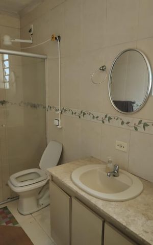 Casa à venda com 160m², 3 quartos e 2 vagas Casa à venda com 160m², 3 quartos e 2 vagasBanheiro