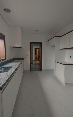 Casa para alugar com 426m², 5 quartos e 4 vagas Casa para alugar com 426m², 5 quartos e 4 vagasCozinha