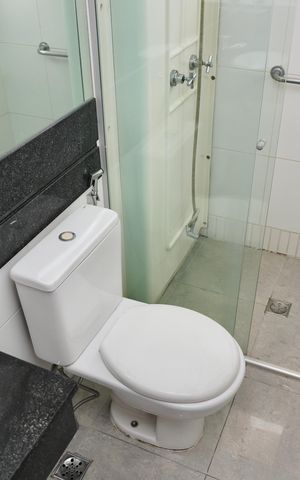 Apartamento para alugar com 140m², 2 quartos e 2 vagas Apartamento para alugar com 140m², 2 quartos e 2 vagasBanheiro da Suíte