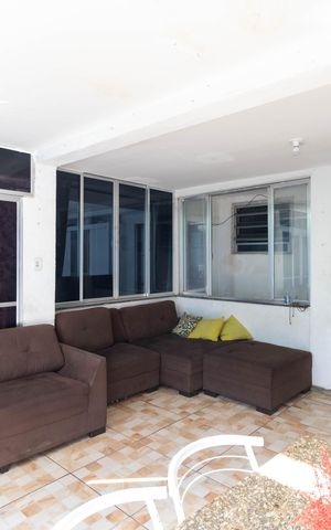 Casa à venda com 370m², 4 quartos e 2 vagas Casa à venda com 370m², 4 quartos e 2 vagasSala
