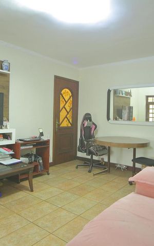 Casa à venda com 150m², 3 quartos e 2 vagasSala