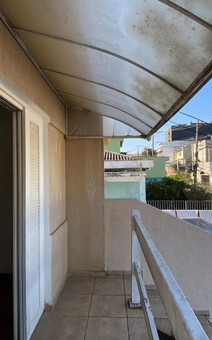 Casa à venda com 170m², 3 quartos e 2 vagas Casa à venda com 170m², 3 quartos e 2 vagasVaranda