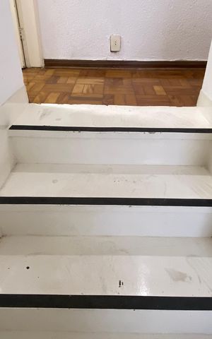 Casa à venda com 170m², 3 quartos e 2 vagas Casa à venda com 170m², 3 quartos e 2 vagasEscada