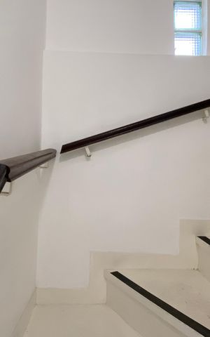 Casa à venda com 170m², 3 quartos e 2 vagas Casa à venda com 170m², 3 quartos e 2 vagasEscada