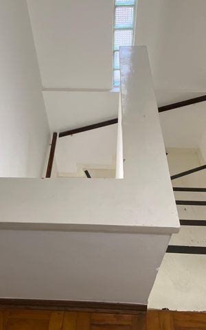 Casa à venda com 170m², 3 quartos e 2 vagas Casa à venda com 170m², 3 quartos e 2 vagasEscada