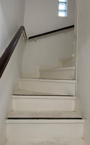 Casa à venda com 170m², 3 quartos e 2 vagas Casa à venda com 170m², 3 quartos e 2 vagasEscada