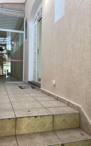 Casa à venda com 170m², 3 quartos e 2 vagas Casa à venda com 170m², 3 quartos e 2 vagasÁrea externa