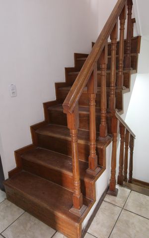 Casa de condomínio para alugar com 192m², 3 quartos e 2 vagasEscada