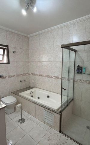 Casa para alugar com 567m², 4 quartos e 5 vagasBanheiro