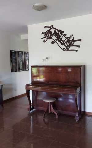 Casa à venda com 411m², 5 quartos e 6 vagas Casa à venda com 411m², 5 quartos e 6 vagasSala