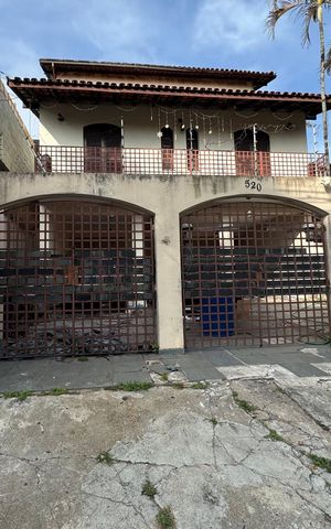 Casa à venda com 411m², 5 quartos e 6 vagas Casa à venda com 411m², 5 quartos e 6 vagasFachada com Placa