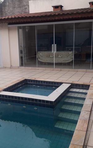 Casa à venda com 411m², 5 quartos e 6 vagas Casa à venda com 411m², 5 quartos e 6 vagasPiscina