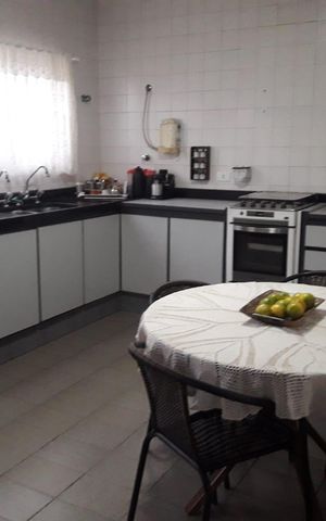 Casa à venda com 411m², 5 quartos e 6 vagas Casa à venda com 411m², 5 quartos e 6 vagasCozinha