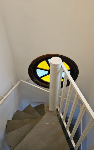 Casa à venda com 150m², 4 quartos e 2 vagas Casa à venda com 150m², 4 quartos e 2 vagasEscada