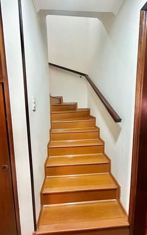 Casa à venda com 150m², 4 quartos e 2 vagas Casa à venda com 150m², 4 quartos e 2 vagasEscada