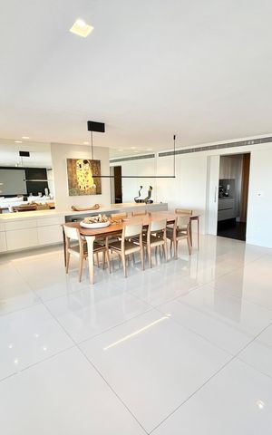 Apartamento à venda com 297m², 4 quartos e 5 vagas Apartamento à venda com 297m², 4 quartos e 5 vagasSala