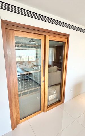 Apartamento à venda com 297m², 4 quartos e 5 vagas Apartamento à venda com 297m², 4 quartos e 5 vagasSala / Vinícula
