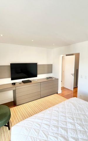 Apartamento à venda com 297m², 4 quartos e 5 vagas Apartamento à venda com 297m², 4 quartos e 5 vagasQuarto 3 - Suíte