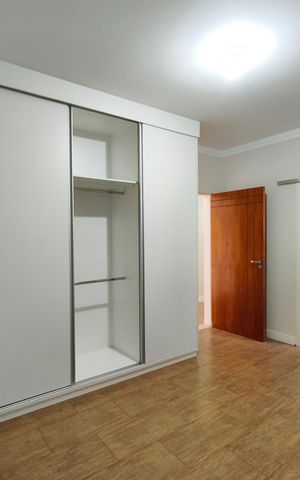 Casa para alugar com 268m², 3 quartos e 4 vagas Casa para alugar com 268m², 3 quartos e 4 vagasQuarto Suíte 2
