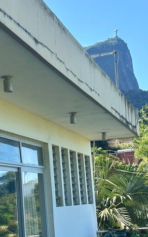 Casa à venda com 1000m², 3 quartos e 2 vagas Casa à venda com 1000m², 3 quartos e 2 vagasVaranda
