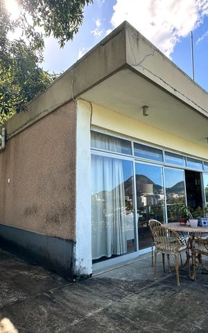 Casa à venda com 1000m², 3 quartos e 2 vagas Casa à venda com 1000m², 3 quartos e 2 vagasVaranda