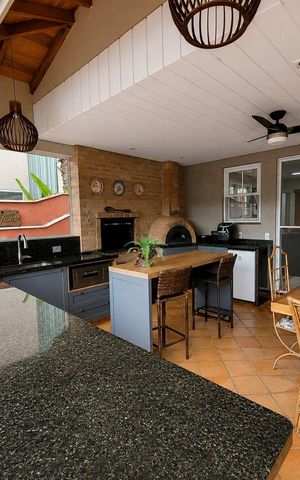 Casa de condomínio à venda com 332m², 5 quartos e 4 vagas Casa de condomínio à venda com 332m², 5 quartos e 4 vagasÁrea Gourmet