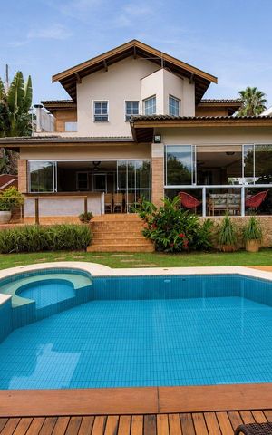 Casa de condomínio à venda com 332m², 5 quartos e 4 vagas Casa de condomínio à venda com 332m², 5 quartos e 4 vagasPiscina