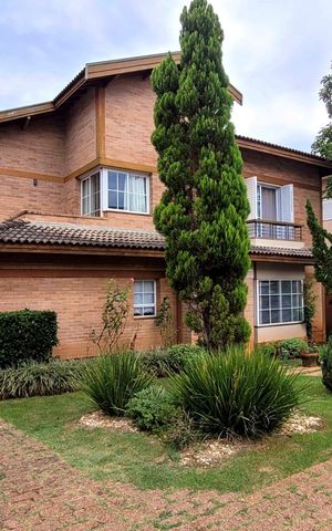 Casa de condomínio à venda com 332m², 5 quartos e 4 vagas Casa de condomínio à venda com 332m², 5 quartos e 4 vagasFachada