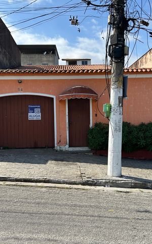 Casa para alugar com 400m², 2 quartos e 1 vagaFachada + placa