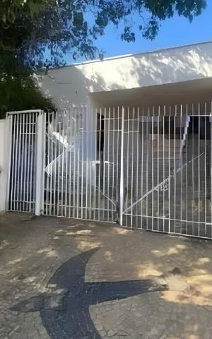 Casa para alugar com 180m², 3 quartos e 2 vagasFachada