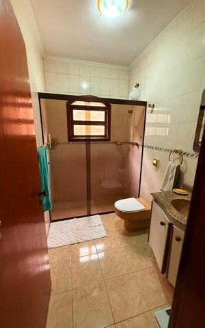 Casa à venda com 203m², 3 quartos e 4 vagas Casa à venda com 203m², 3 quartos e 4 vagasBanheiro