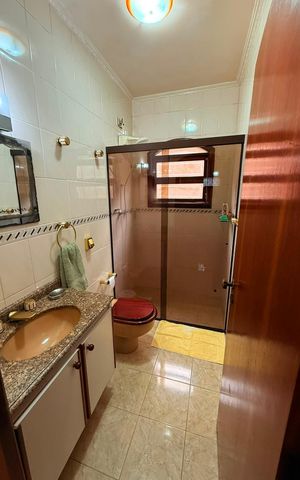 Casa à venda com 203m², 3 quartos e 4 vagas Casa à venda com 203m², 3 quartos e 4 vagasBanheiro