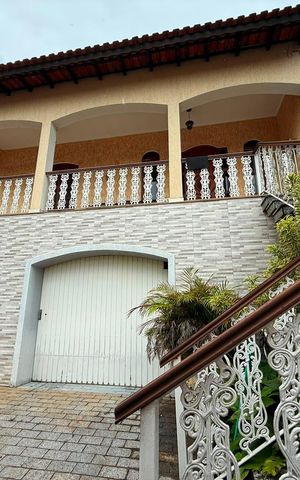Casa à venda com 203m², 3 quartos e 4 vagas Casa à venda com 203m², 3 quartos e 4 vagasÁrea externa