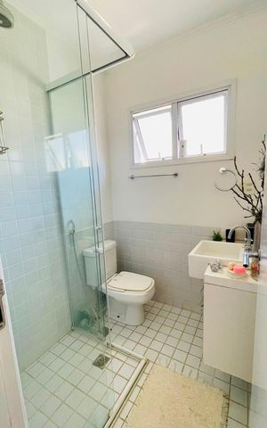 Casa de condomínio para alugar com 214m², 4 quartos e 6 vagasBanheiro suíte 