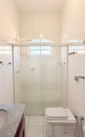Casa à venda com 181m², 3 quartos e 2 vagasBanheiro Social