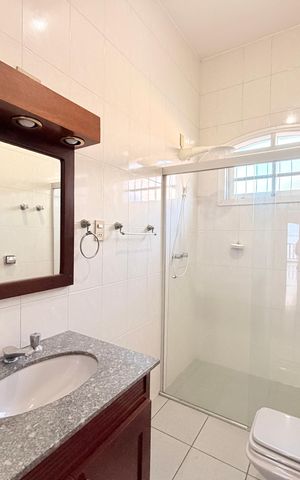 Casa à venda com 181m², 3 quartos e 2 vagasBanheiro Social
