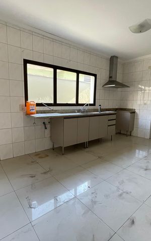 Casa para alugar com 351m², 4 quartos e 4 vagas Casa para alugar com 351m², 4 quartos e 4 vagasCozinha