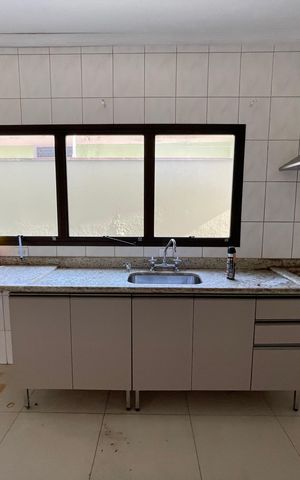 Casa para alugar com 351m², 4 quartos e 4 vagas Casa para alugar com 351m², 4 quartos e 4 vagasCozinha