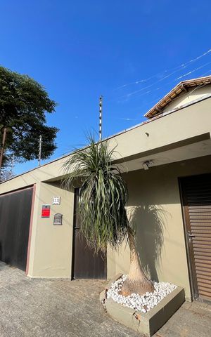 Casa para alugar com 351m², 4 quartos e 4 vagas Casa para alugar com 351m², 4 quartos e 4 vagasFachada com Plaquinha - SMNC-1072