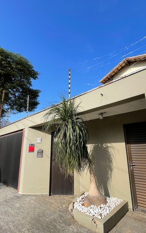 Casa para alugar com 351m², 4 quartos e 4 vagas Casa para alugar com 351m², 4 quartos e 4 vagasFachada com Plaquinha - SMNC-1072